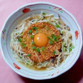 たっぷりもやしときのこのチキンラーメン